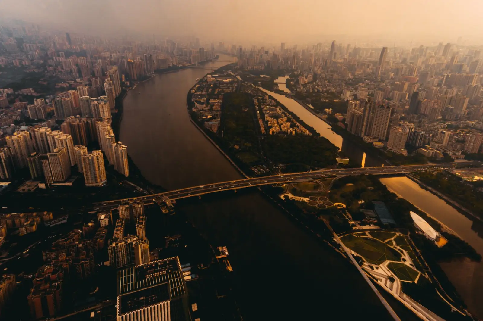 2024年窗帘定制市场主流遮光布材质与价格走势观察