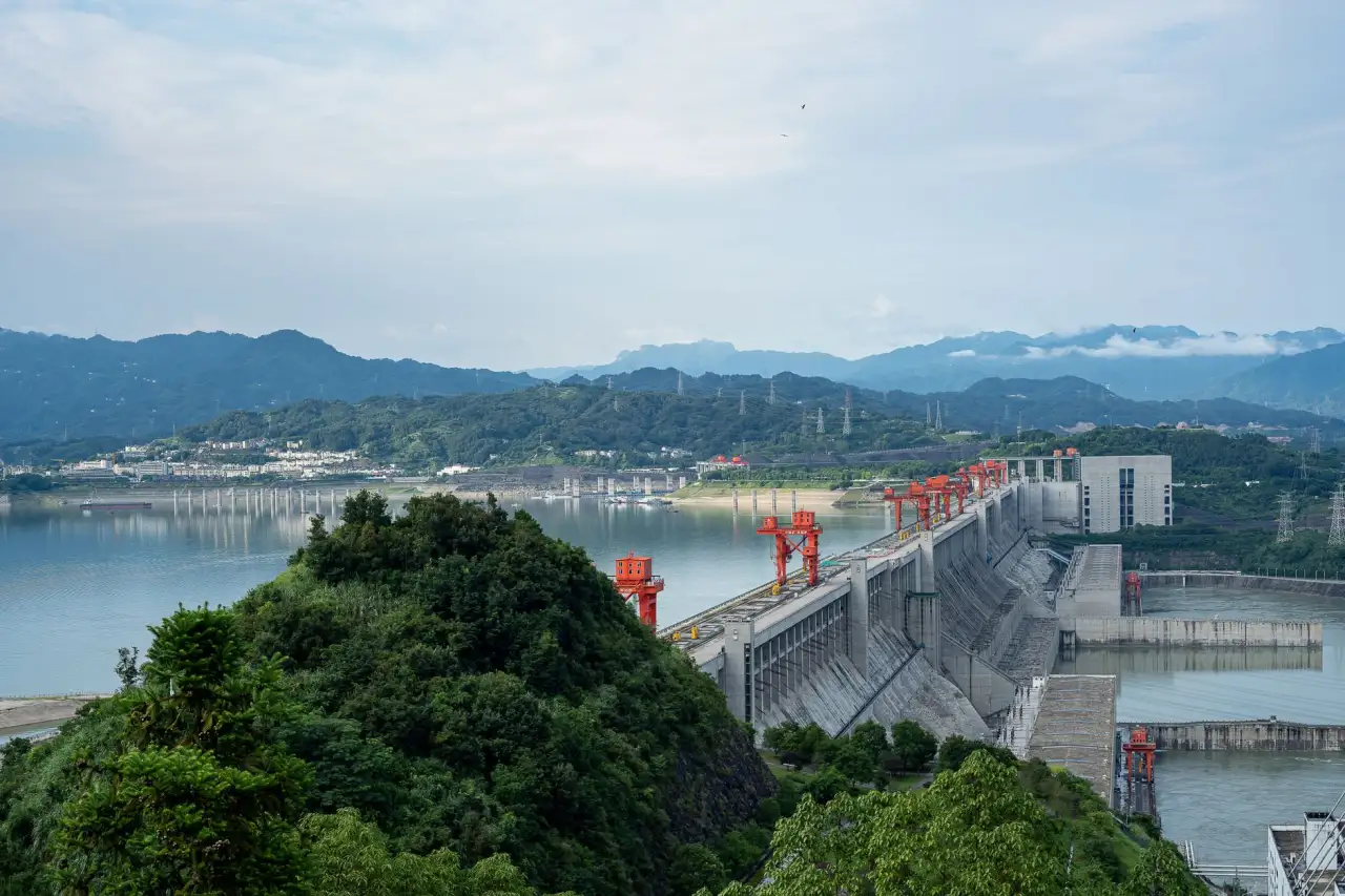 百叶窗与卷帘在办公空间中的遮光效果与适用场景比较