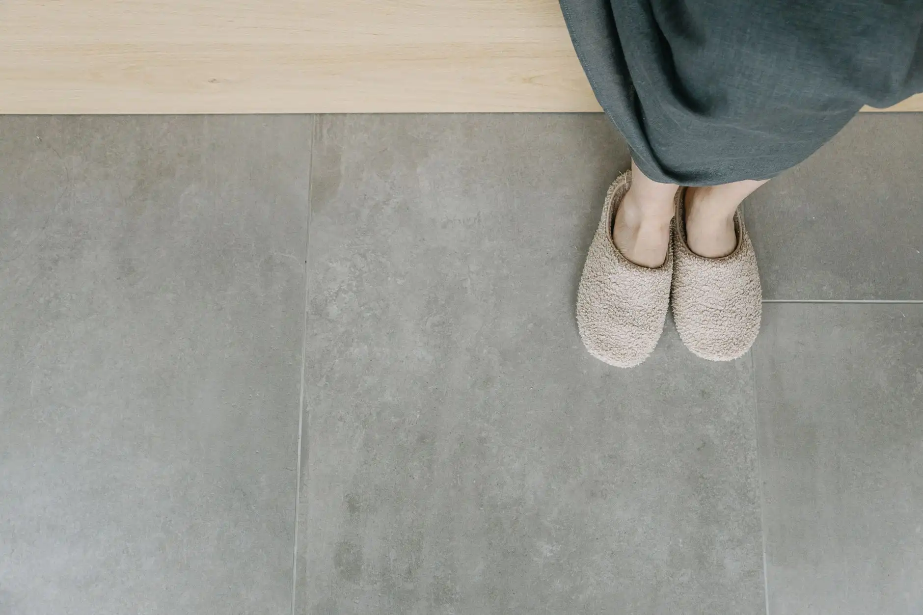 杭州安迪家窗帘定制面料选型指南:遮光布与卷帘材质对比