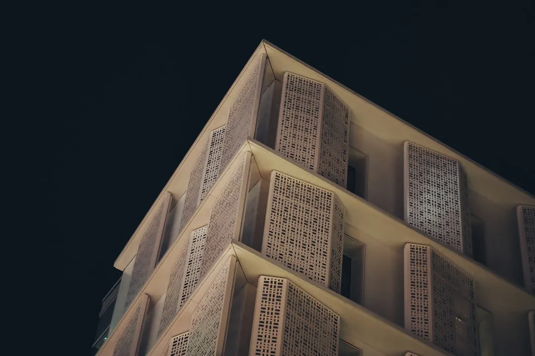 百叶窗与卷帘在办公空间遮光应用中的选型对比