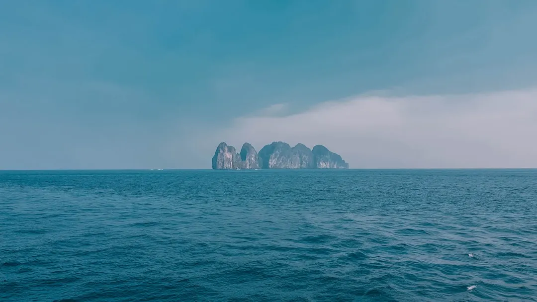 卷帘与百叶窗在遮光性能上的对比选型指南