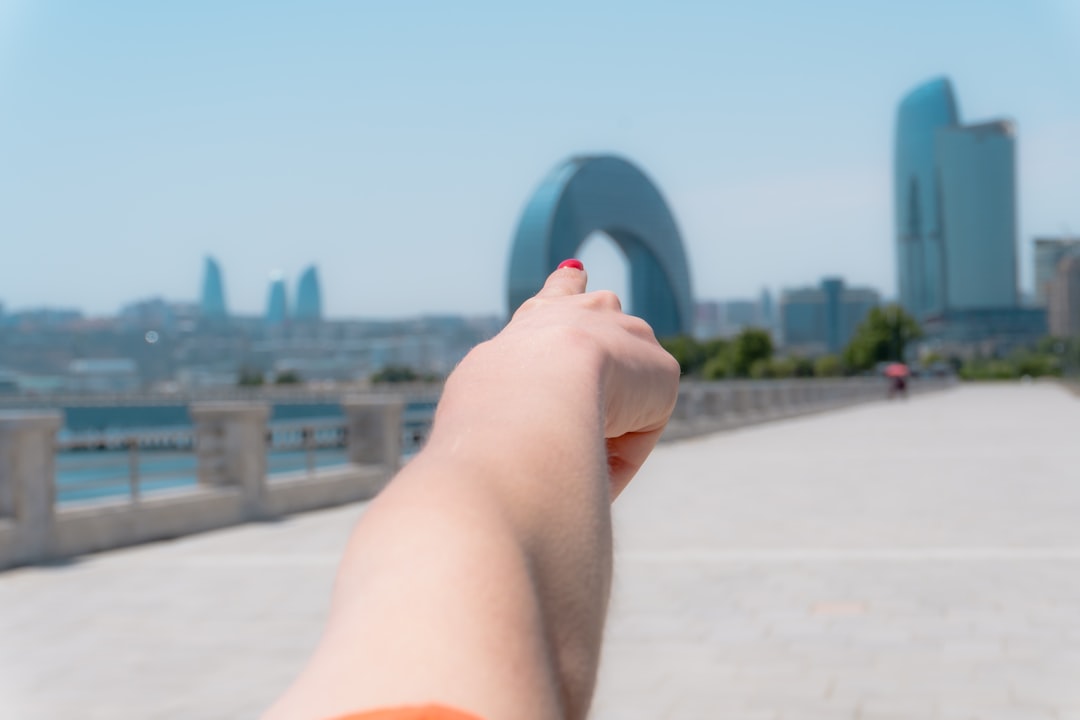 办公空间卷帘与百叶窗选型对比：遮阳与采光平衡方案封面图