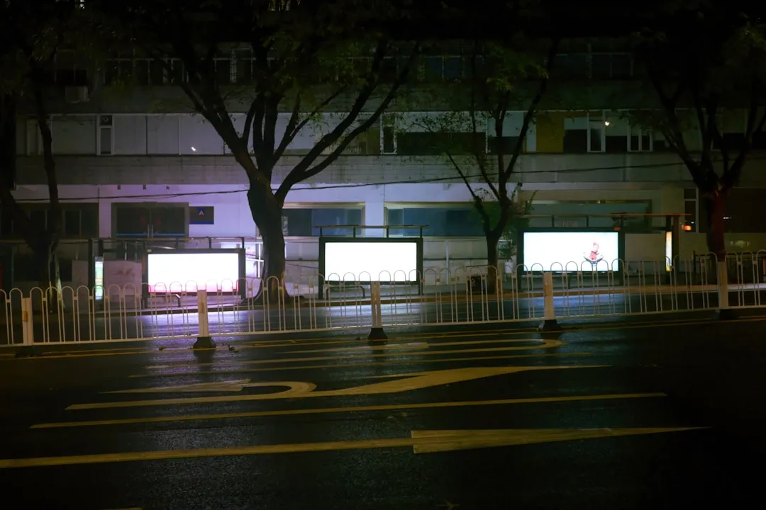 杭州安迪家窗帘定制常见面料类型与遮光性能对比分析