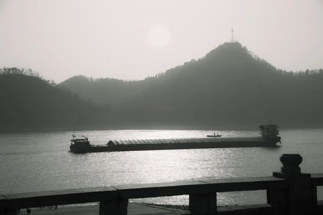 办公空间百叶窗与卷帘遮光效果对比及选型指南