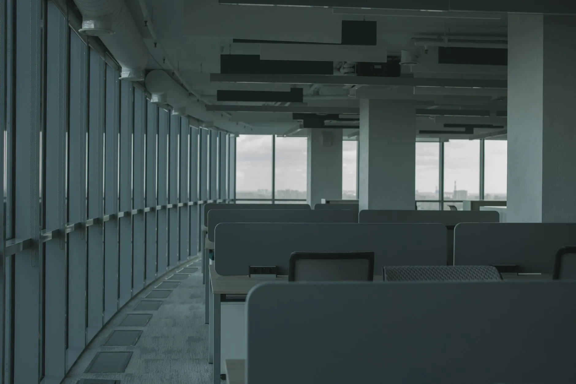 百叶窗与窗帘定制在遮光性能上的对比及应用场景