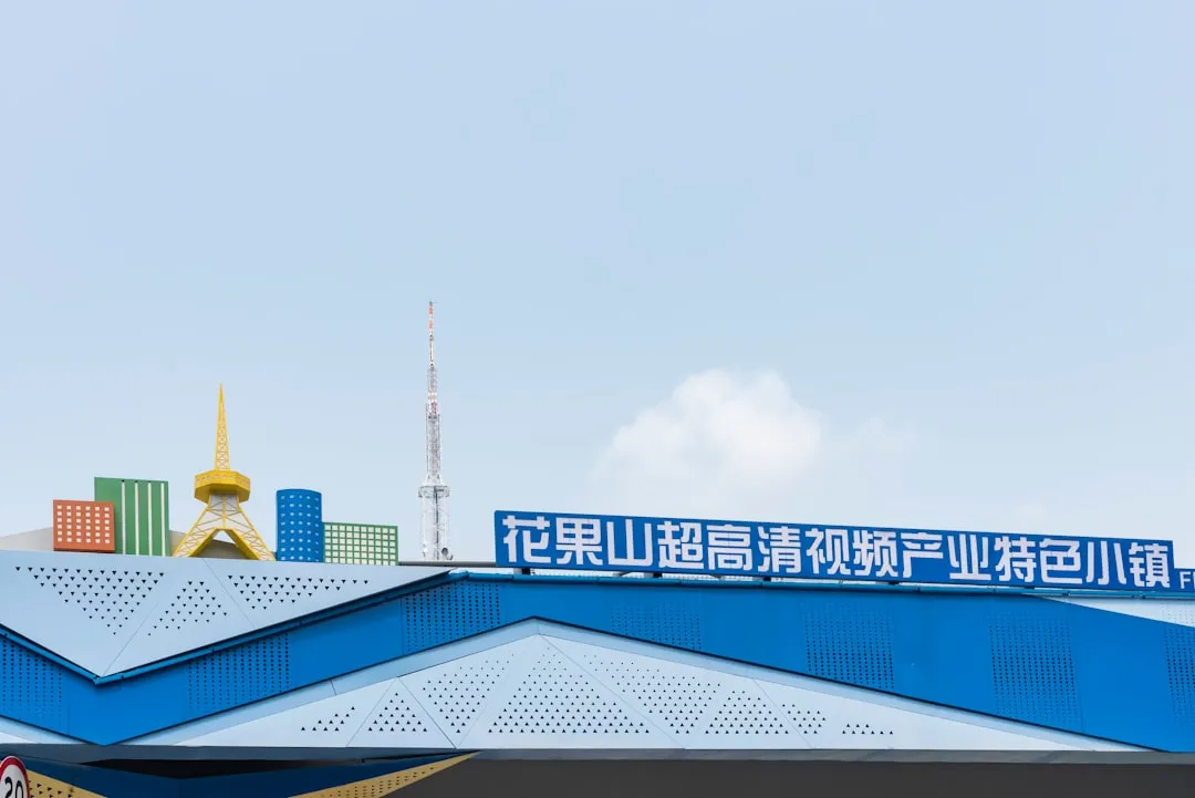 百叶窗与布艺窗帘在商业空间中的遮光性能对比与选择指南