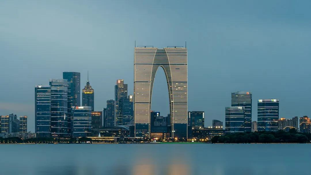 办公空间百叶窗选购指南：遮光与通风平衡方案